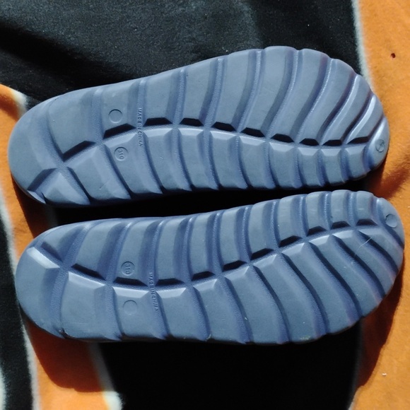 Slippers - Picture 3 of 5